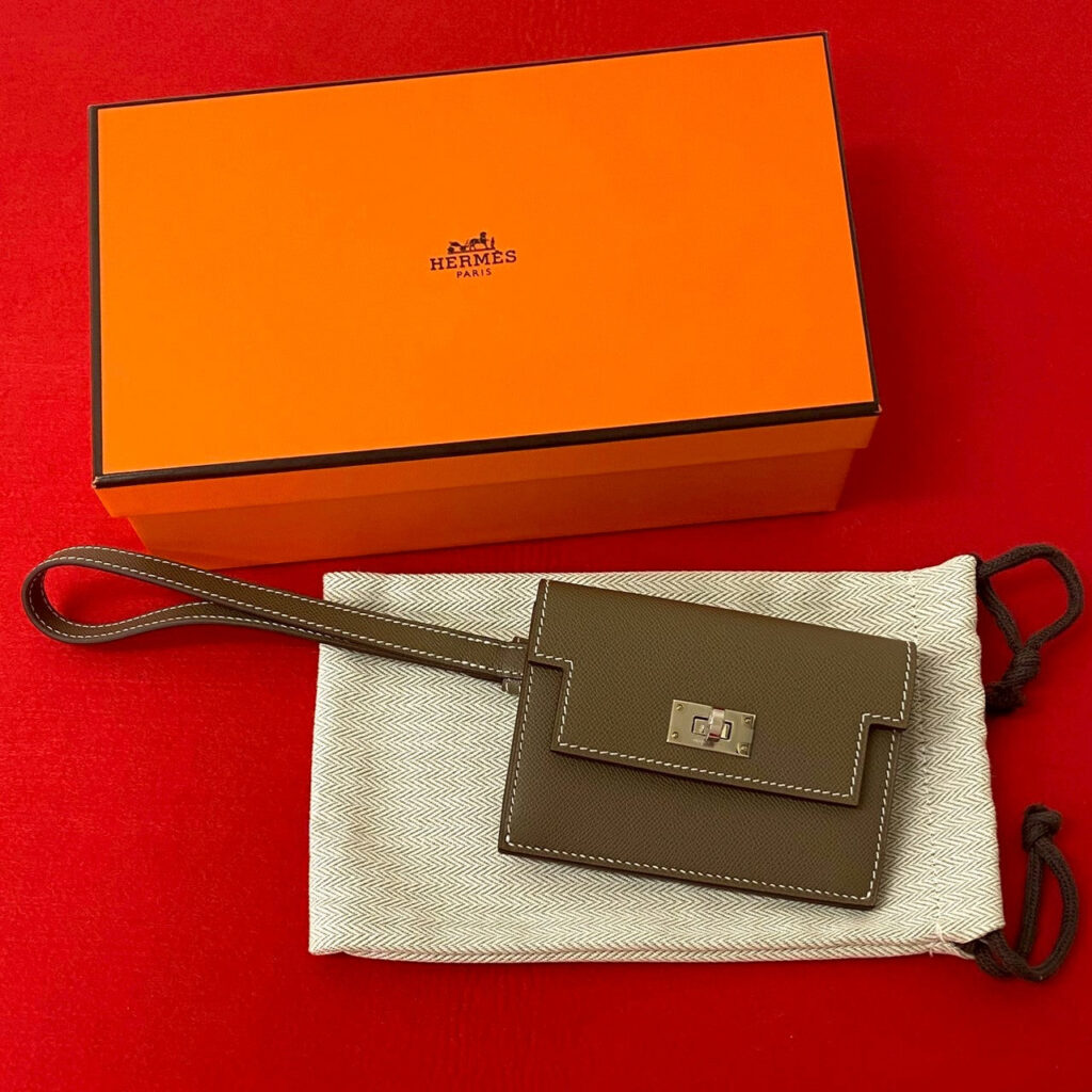 エルメス ケリーポケット スリム ウォレット｜ケリーポケットスリムの小さな留め具